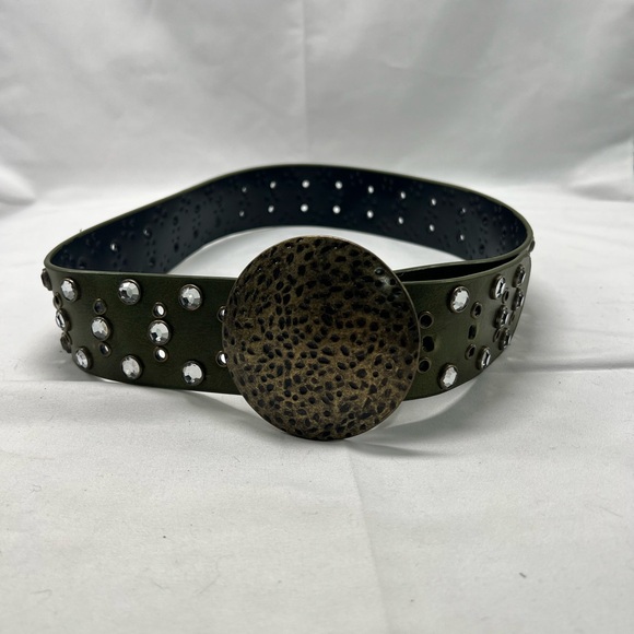 Vintage green leather belt and brass tone hammered like buckle - Picture 2 of 6